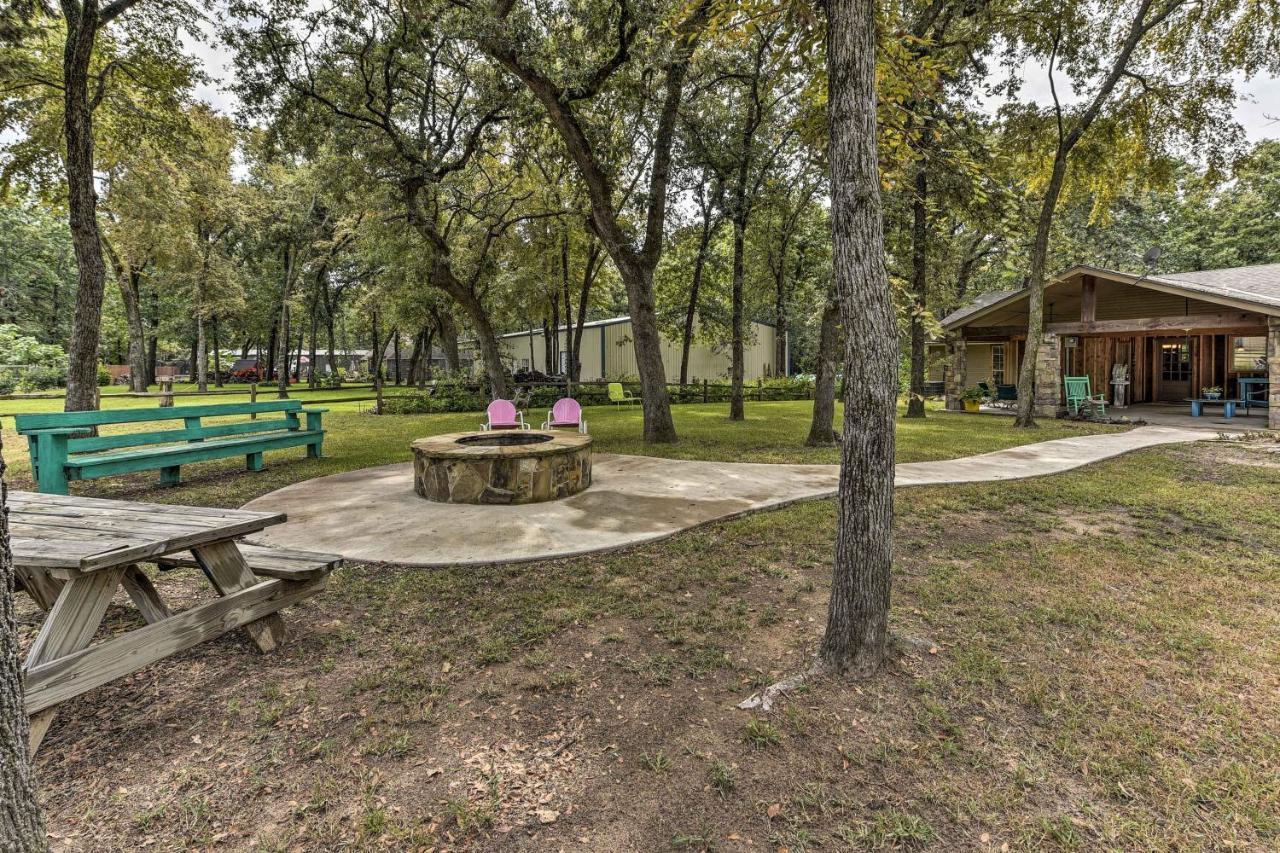 Вилла Kingston House With Fire Pit, Short Walk To Lake! Экстерьер фото