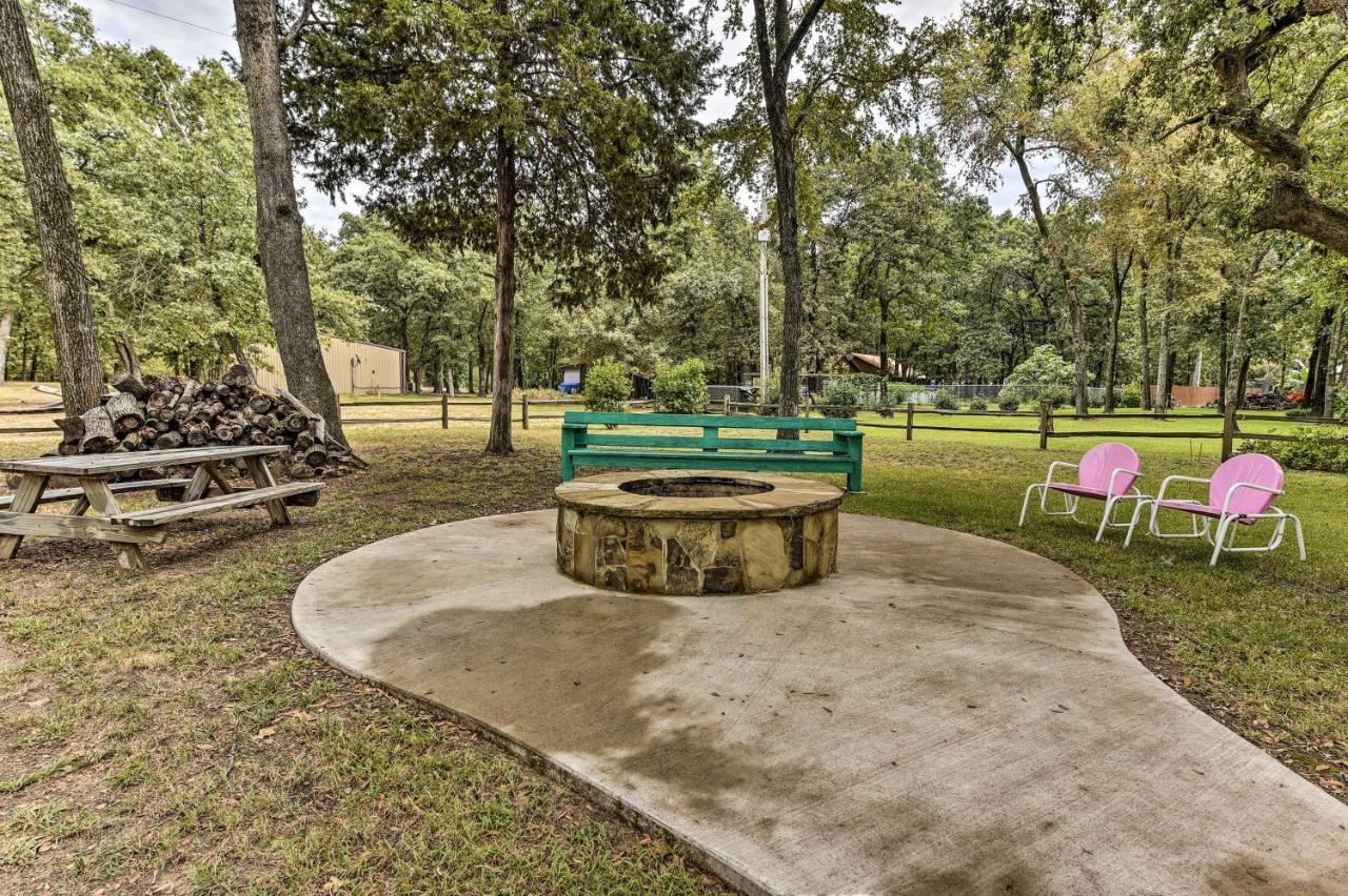 Kingston House With Fire Pit, Short Walk To Lake! Экстерьер фото
