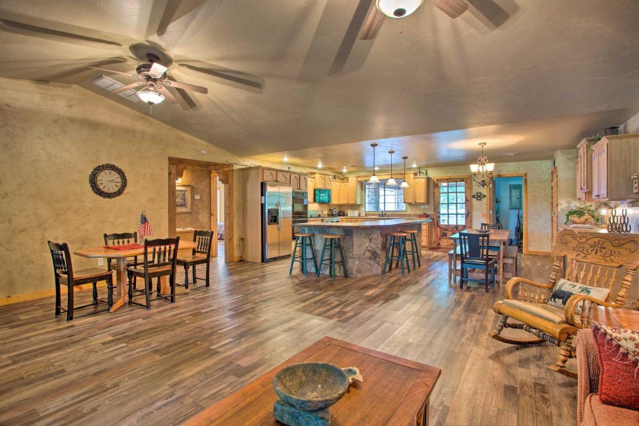 Kingston House With Fire Pit, Short Walk To Lake! Экстерьер фото