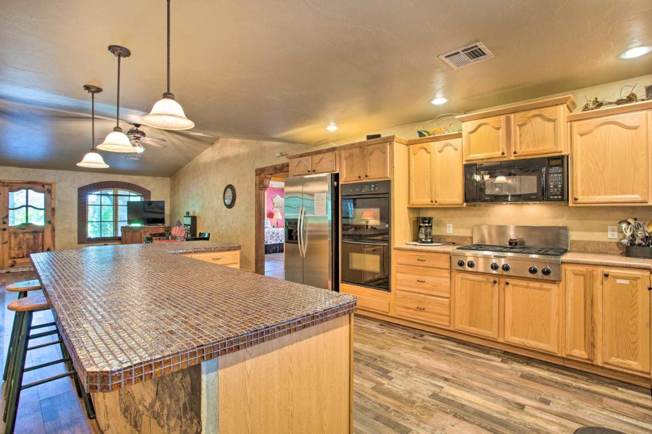 Kingston House With Fire Pit, Short Walk To Lake! Экстерьер фото